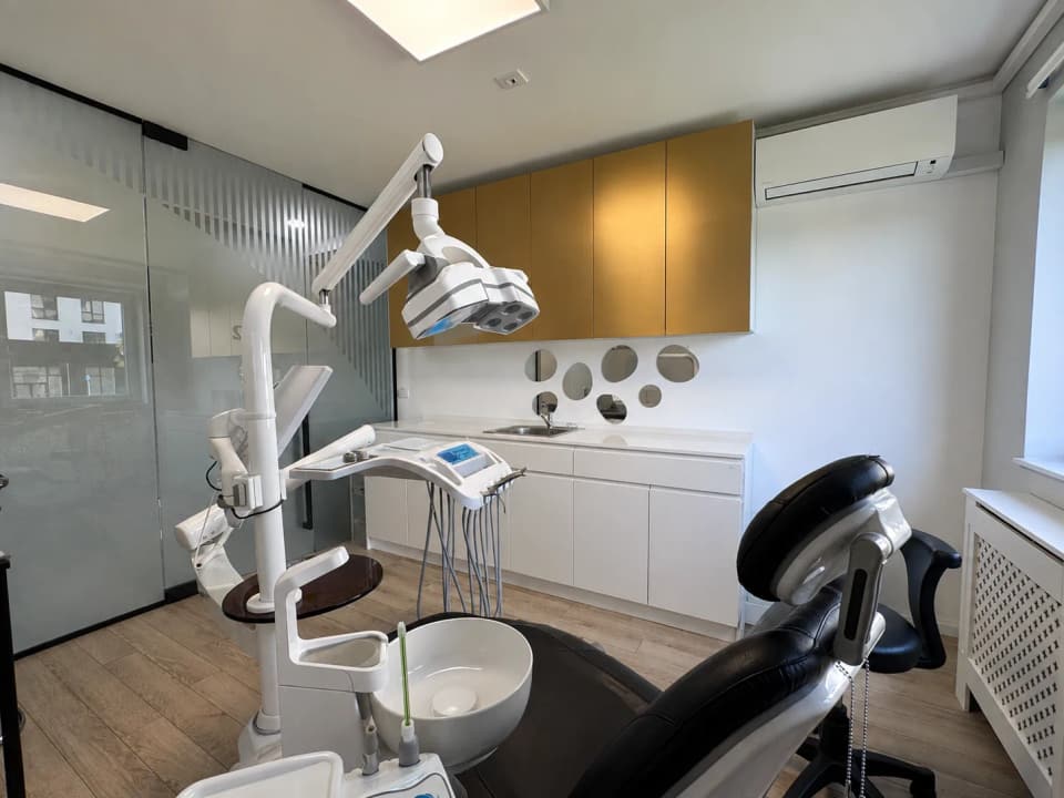 Cabinet de tratament cu mobilier auriu, Daisy Clinic Brașov