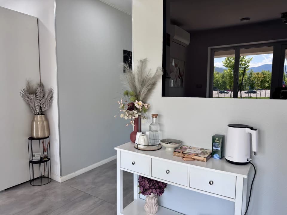 Colțul cu ceai și apă pentru pacienți, Daisy Clinic Brașov
