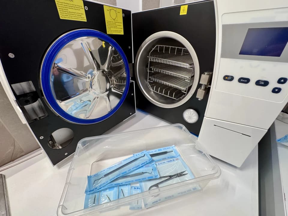 Autoclav și instrumentar sterilizat în pungi sigilate, Daisy Clinic Brașov