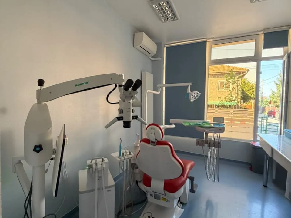 Cabinet dotat cu microscop dentar la Daisy Clinic Fetești